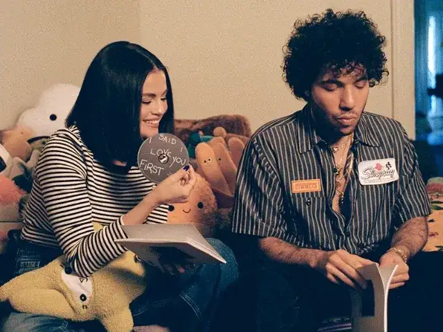 Selena Gomez Goes Barefaced With Benny Blanco As Candid Home Photos Divide Fans - 2