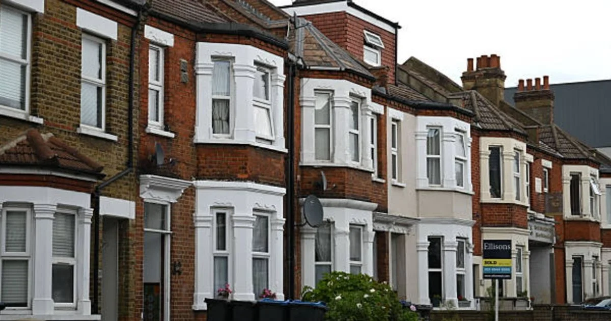 Average house price tops £300,000 for first time, says Halifax - 3