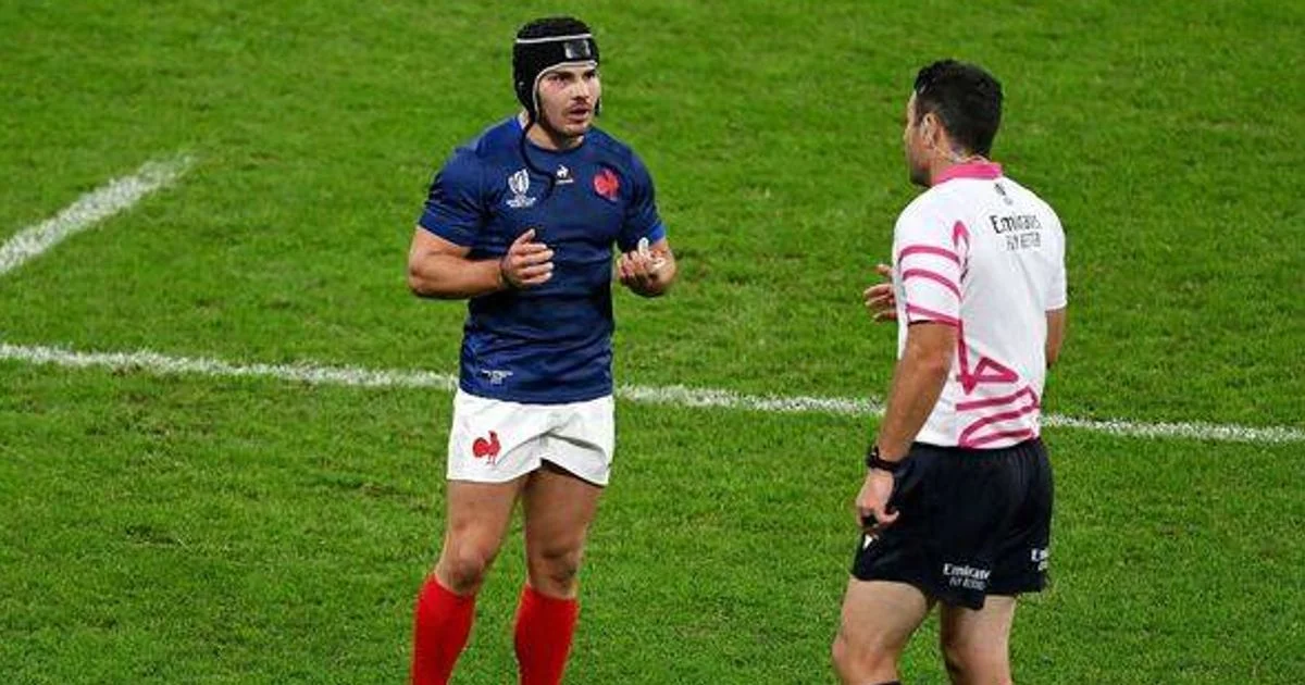 England vs Ireland Six Nations clash suspended as referee goes down with bizarre injury - 2