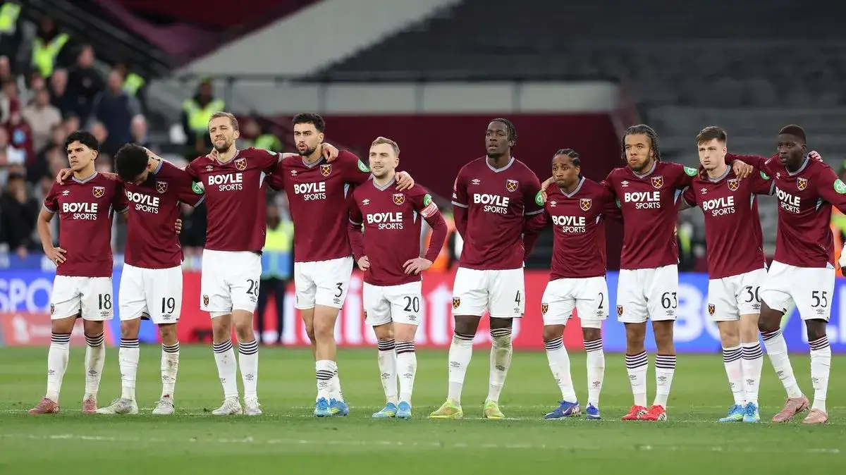West Ham thrash Wolves as Tottenham tumble into relegation zone - 3