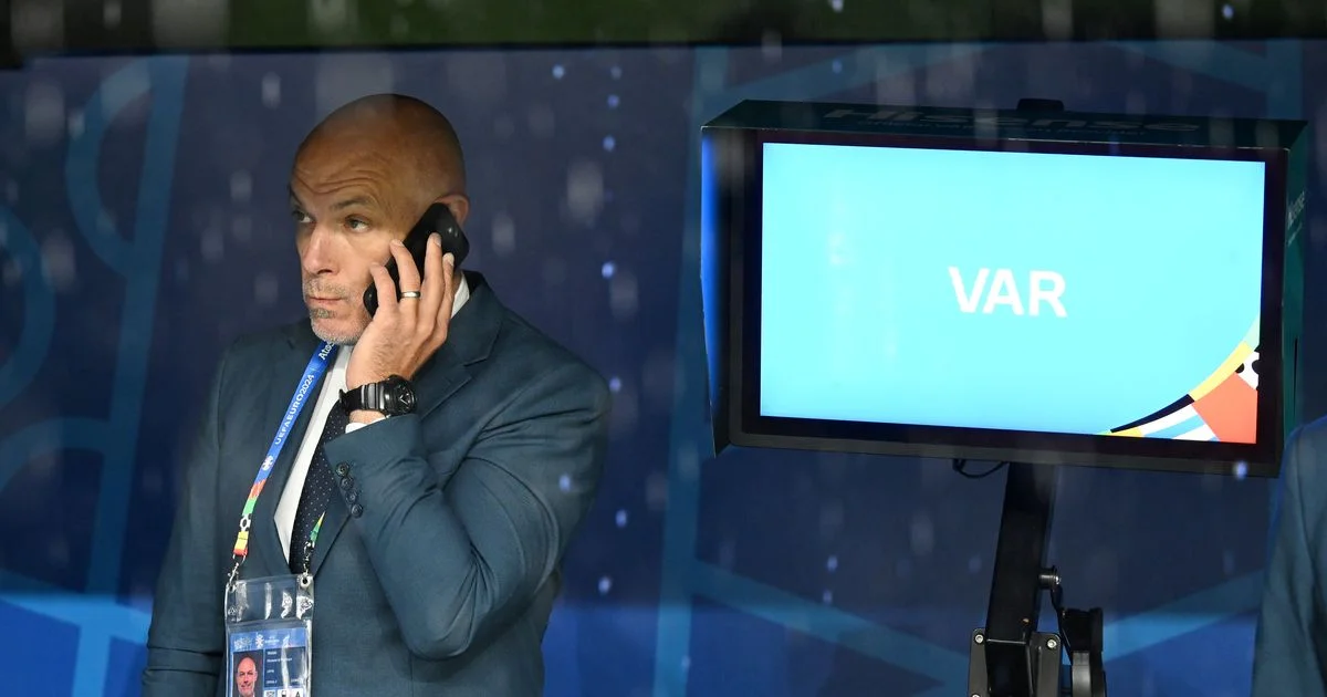 Ex-Premier League referee tells Howard Webb to leave job after latest blunders - 4