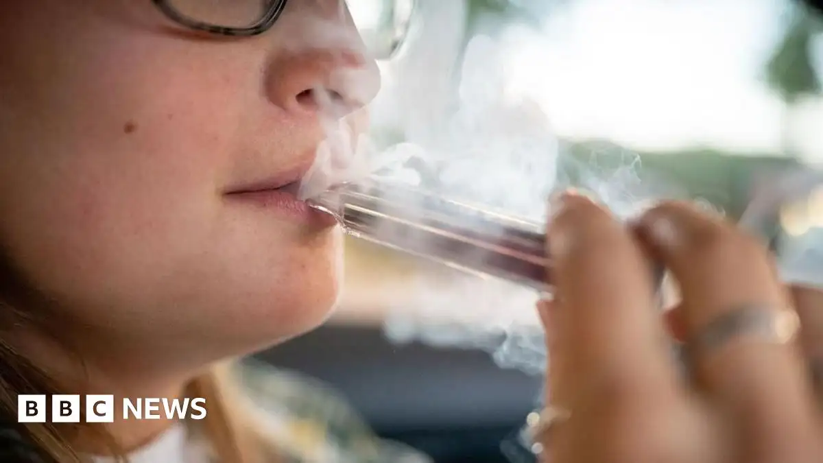 Vaping to be banned in cars carrying children under Government plans - 1