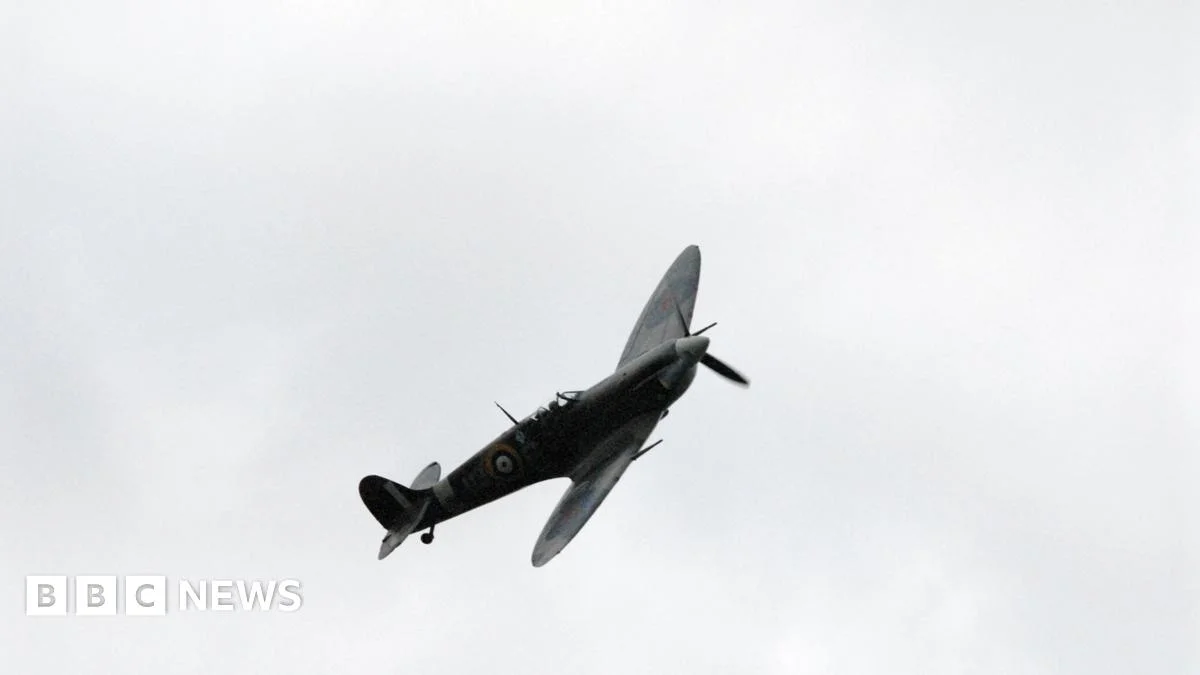 Spitfire takes to the skies again, 90 years after its first flight - 3