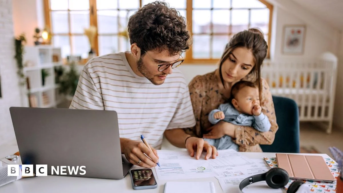 Bank of England should cut rates to boost consumer spending, says TUC - 1