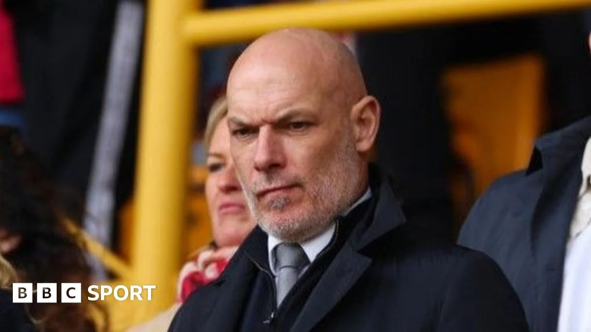 Ex-Premier League referee tells Howard Webb to leave job after latest blunders - 1