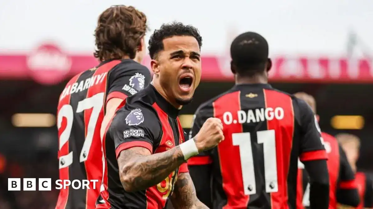 Movie World rollercoaster suddenly STOPS mid-ride as passengers are left stranded on the track ten metres above ground - 1