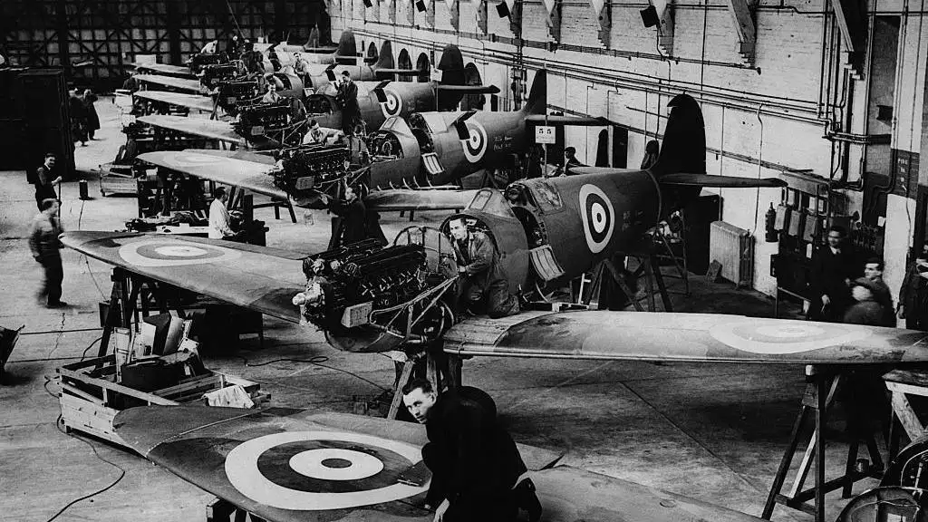 Spitfire takes to the skies again, 90 years after its first flight - 4