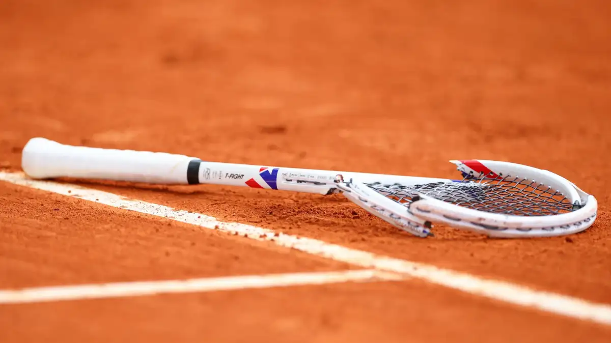 Medvedev mangles racket during 6-0, 6-0 loss - 2