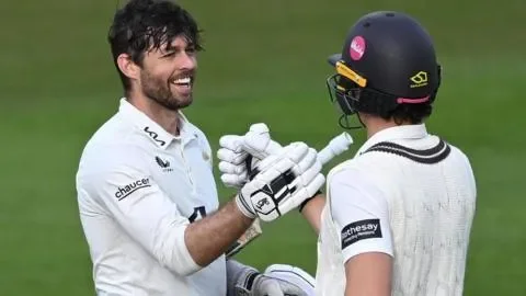 Foakes to the rescue for Surrey as County Championship makes its earliest start - 3