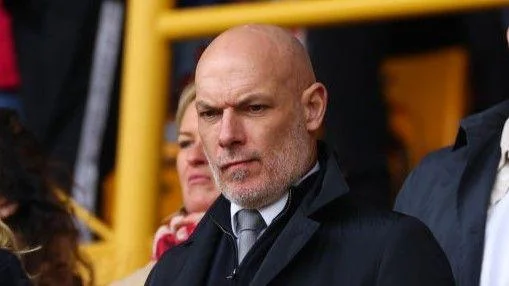 Ex-Premier League referee tells Howard Webb to leave job after latest blunders - 2