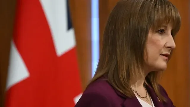 UK economy grows by only 0.1% amid falling business investment - 3