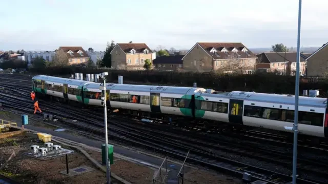 London travel news LIVE: Train cancellations and Tube disruption cause rush-hour chaos - 2