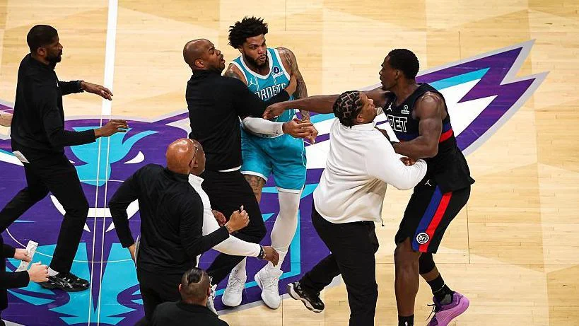 Four tossed after brawl in Pistons-Hornets game - 2