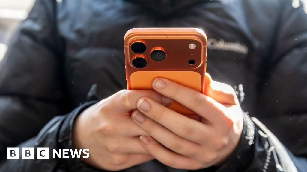 Starmer pledges crackdown on 'addictive elements' of social media - 3