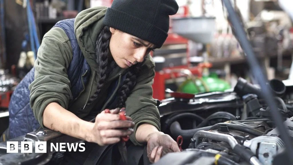 UK wage growth cools further as unemployment rises - 2