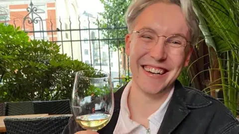 Is it Gauche to Use a Wine App at a Restaurant? Here's What a Sommelier Says - 4