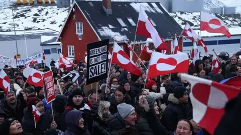Canada dispatches senior officials to open Greenland consulate - 2
