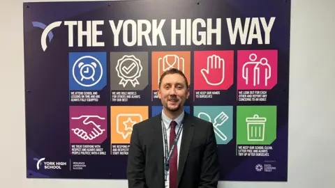 The food waste 'saints' feeding city's children - 2