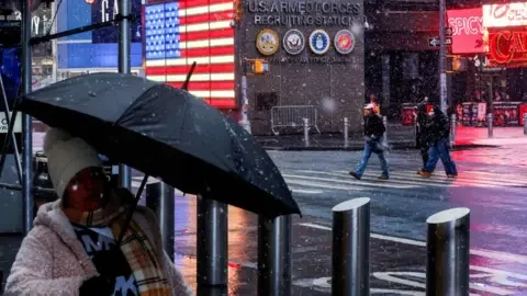 Blizzard triggers New York City travel ban as airlines cancel thousands of flights - 1