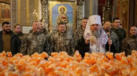 Ukrainians sceptical of Easter truce with Russia as Kyiv calls for talks - 2