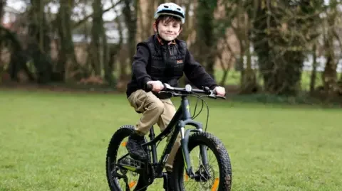 Boy first in UK to have pioneering leg-lengthening surgery - 1