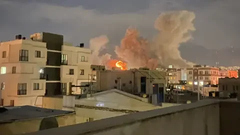 Mayor returns after being stranded in 'war zone' - 1