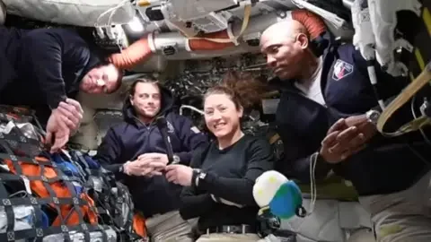 Artemis II astronauts prepare for mission's most dangerous moment... - 3