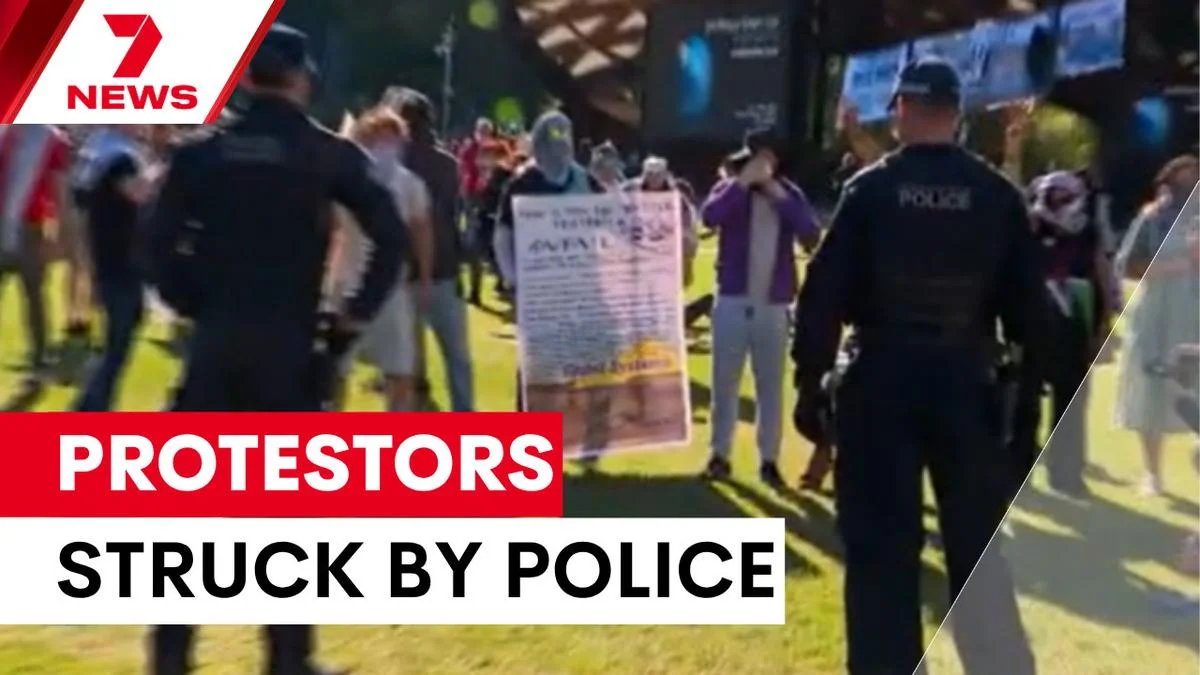 Australia news live: police use pepper spray as Sydney protesters attempt to march; thousands rally in Melbourne to oppose Isaac Herzog’s visit - 1