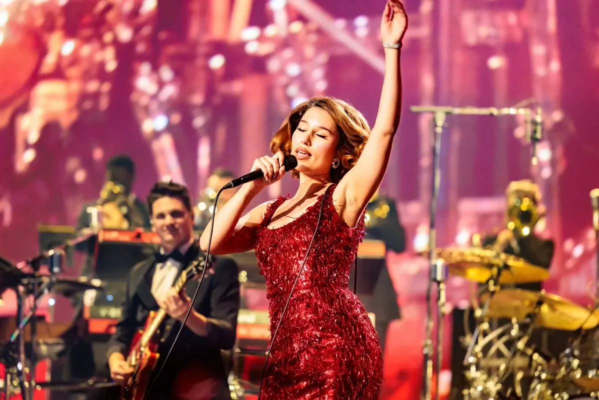 Raye ‘Saddened’ After Ticketmaster Blunder Leaves Ticket Holders Stranded Outside of Concert - 4