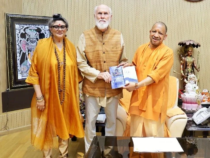 US Vedic scholar David Frawley meets Uttar Pradesh CM Yogi Adityanath; discusses Yoga, Ayurveda - 1