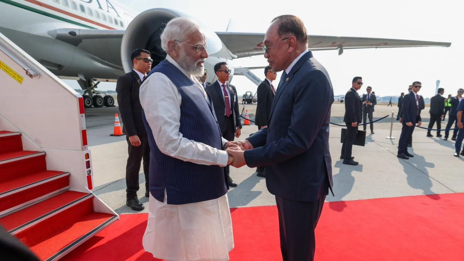 Malaysian PM Ibrahim, like several of us in India, is a 'big fan' of MGR: PM Modi - 4