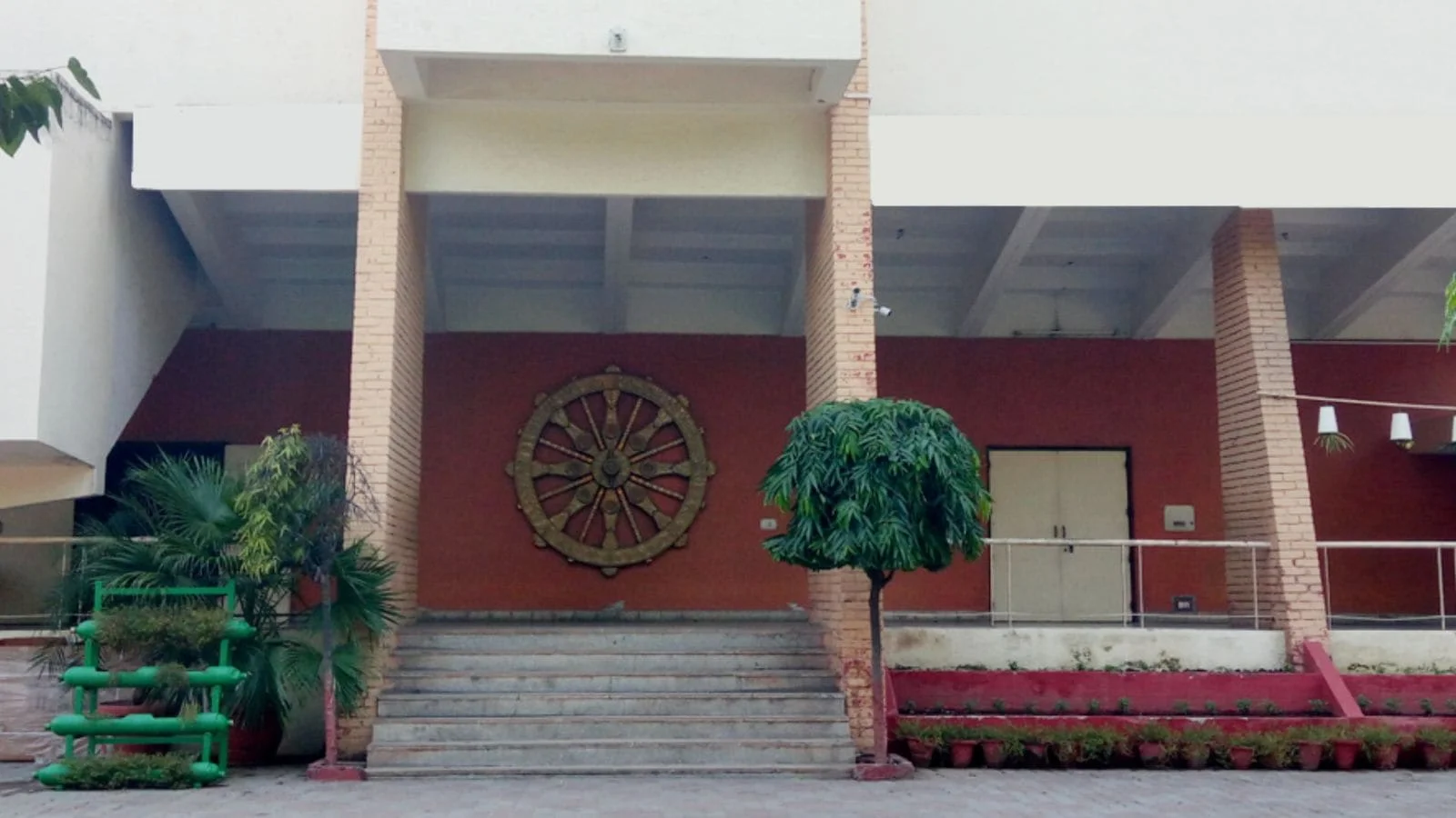 Delhi: Several schools received bomb threat emails, police launch searches - 4