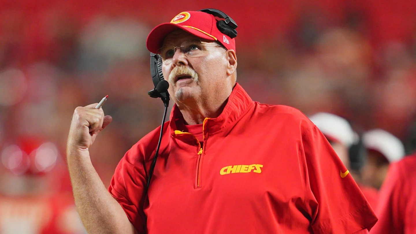 Chiefs RB Kareem Hunt makes special appearance at BKFC event - 2