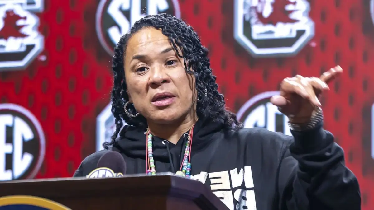 UConn's Geno Auriemma rips officiating and confronts South Carolina's Dawn Staley in loss - 1