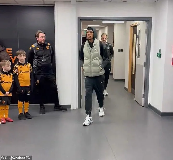'Arrogant' Chelsea stars under fire for completely ignoring excited young Hull City mascots - 1
