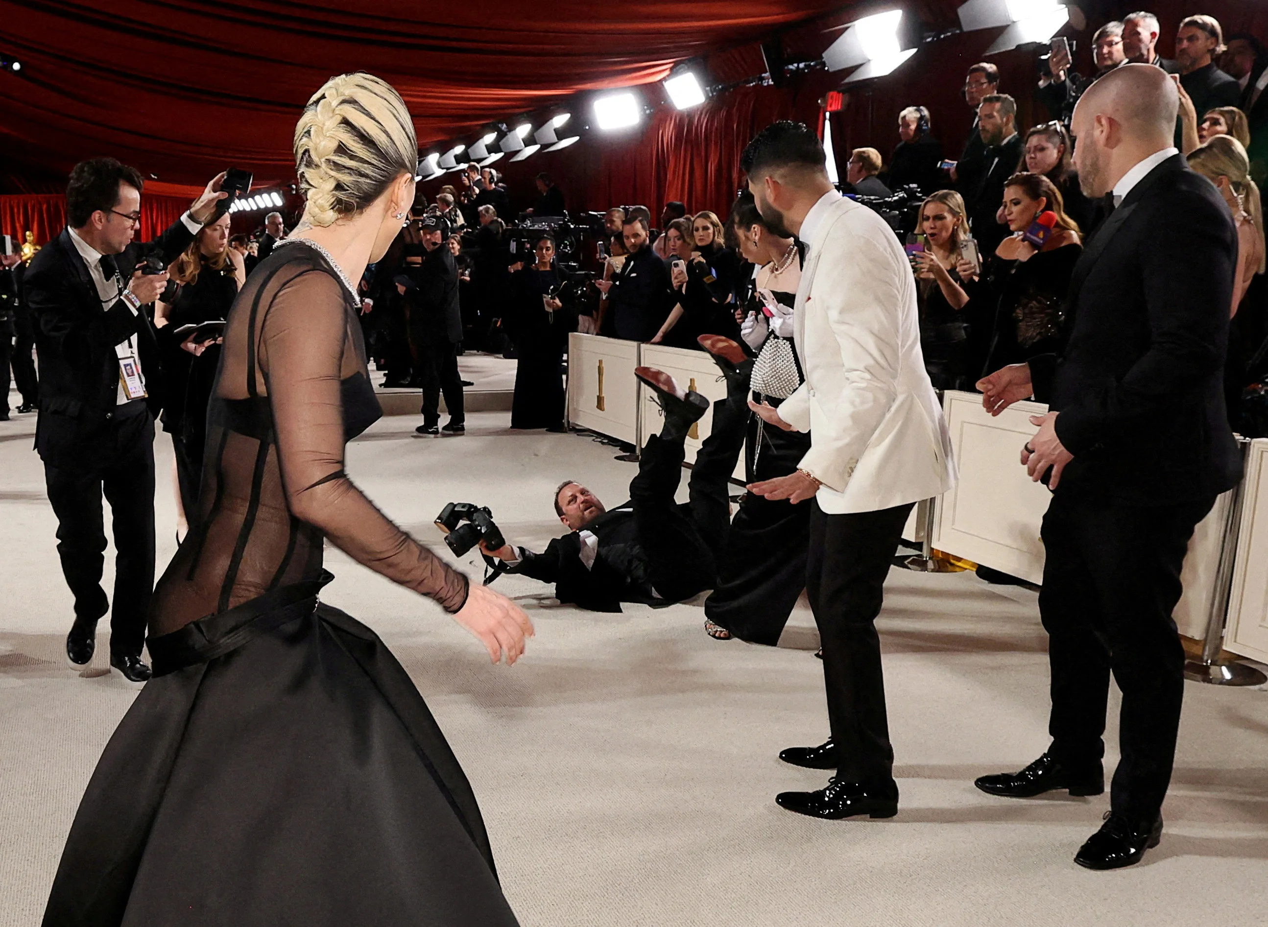After Lady Gaga Went Viral For Helping Her At The Oscars, Liza Minnelli Revealed What Happened Behind The Scenes - 4