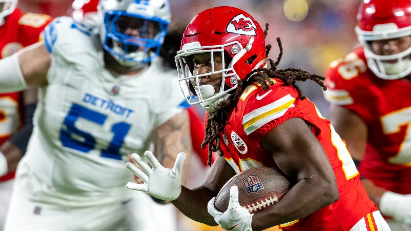 Chiefs RB Kareem Hunt makes special appearance at BKFC event - 4