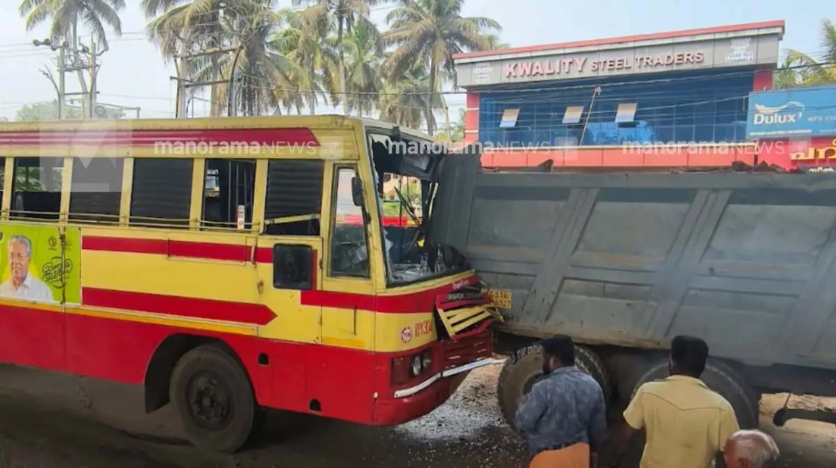 40 feared injured as KSRTC bus crashes into parked lorry at Eramalloor in Kerala - 2