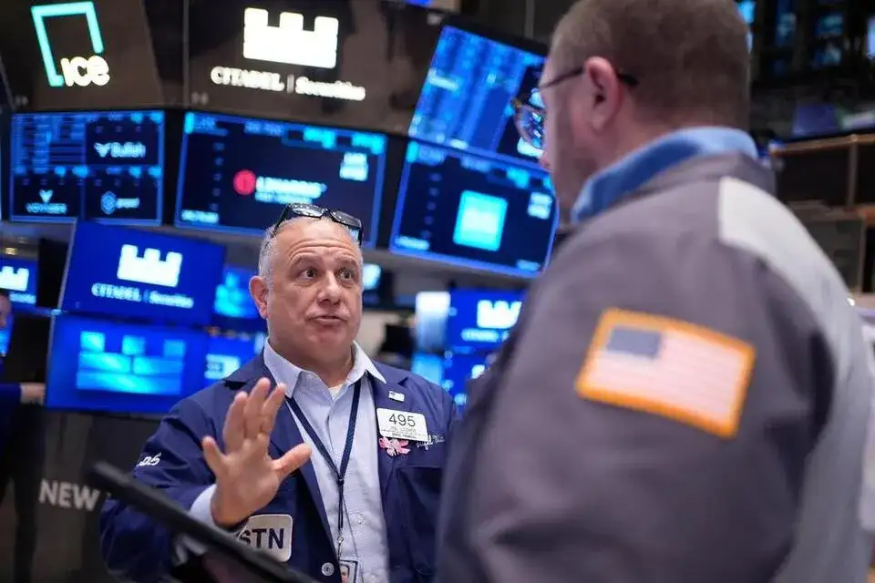 Dow drops 900 after oil prices jump to highest in nearly 2 years and data show a slowing US economy - 1