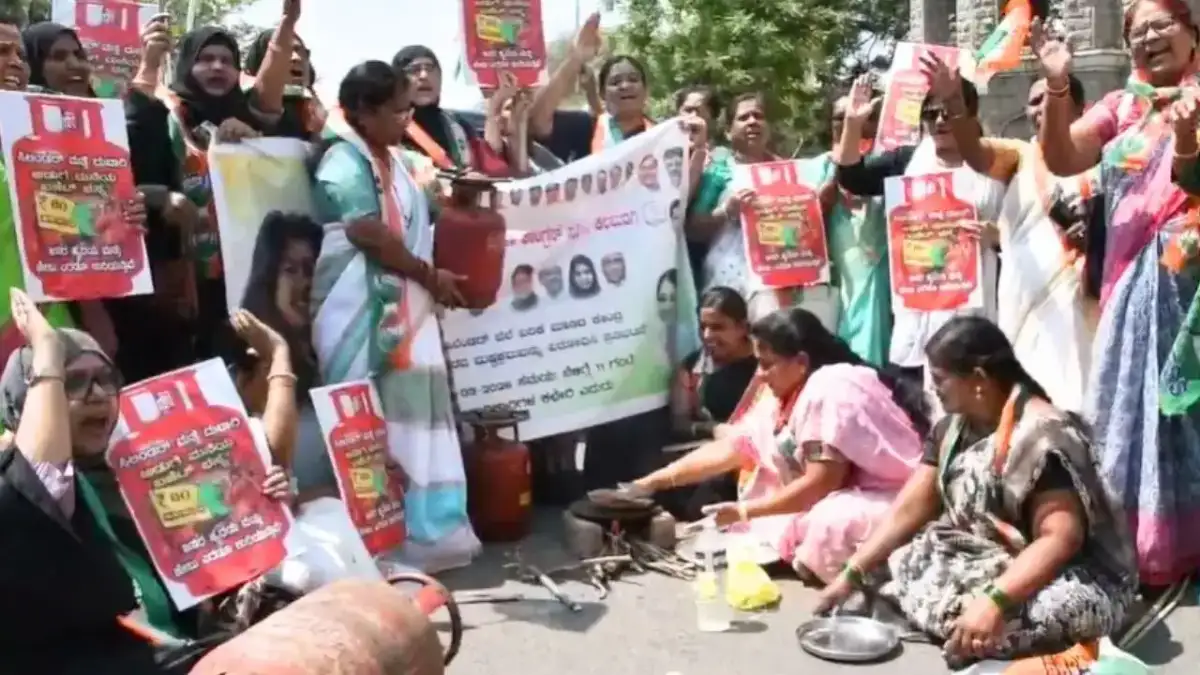 Protest staged in Kalaburagi against hike in LPG prices - 1