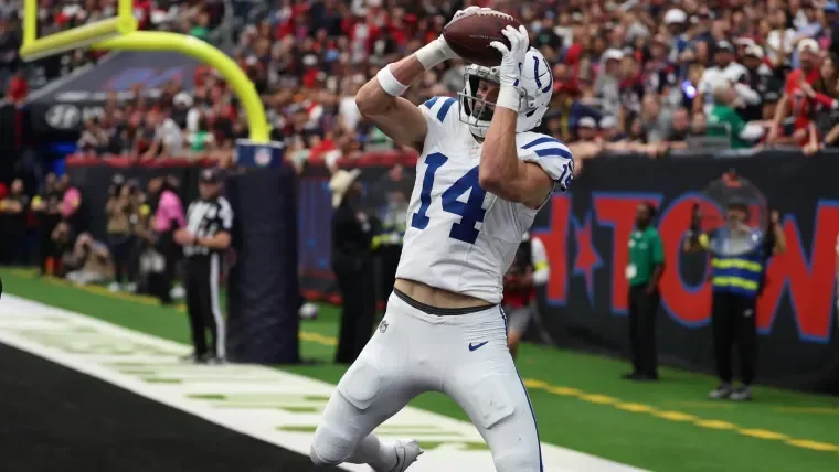 Aussie F1 superstar's mother reveals how he reacted to meeting Hollywood heartthrob Brad Pitt in the most Oscar Piastri way imaginable - 1