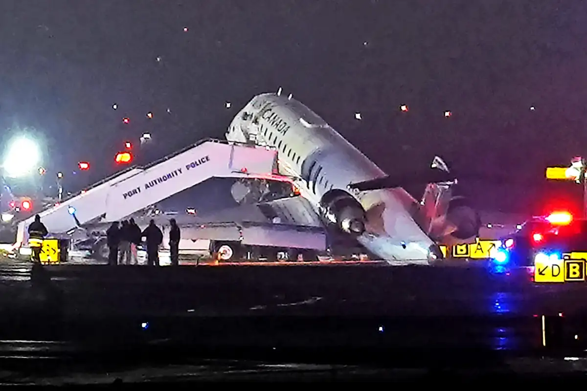 Jet collides with vehicle at New York airport - 3