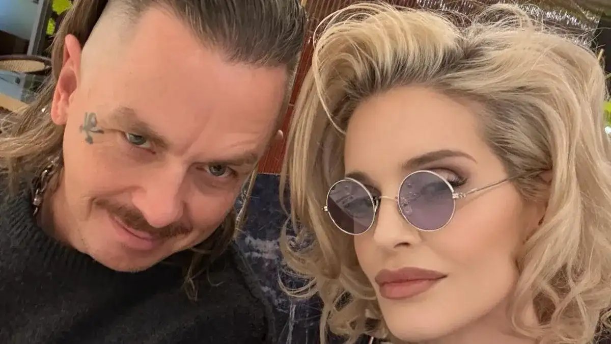 Kelly Osbourne shares photos of new hairdresser partner Kiinicki after being seen 'all over each other' following her split from fiancé Sid Wilson - 1