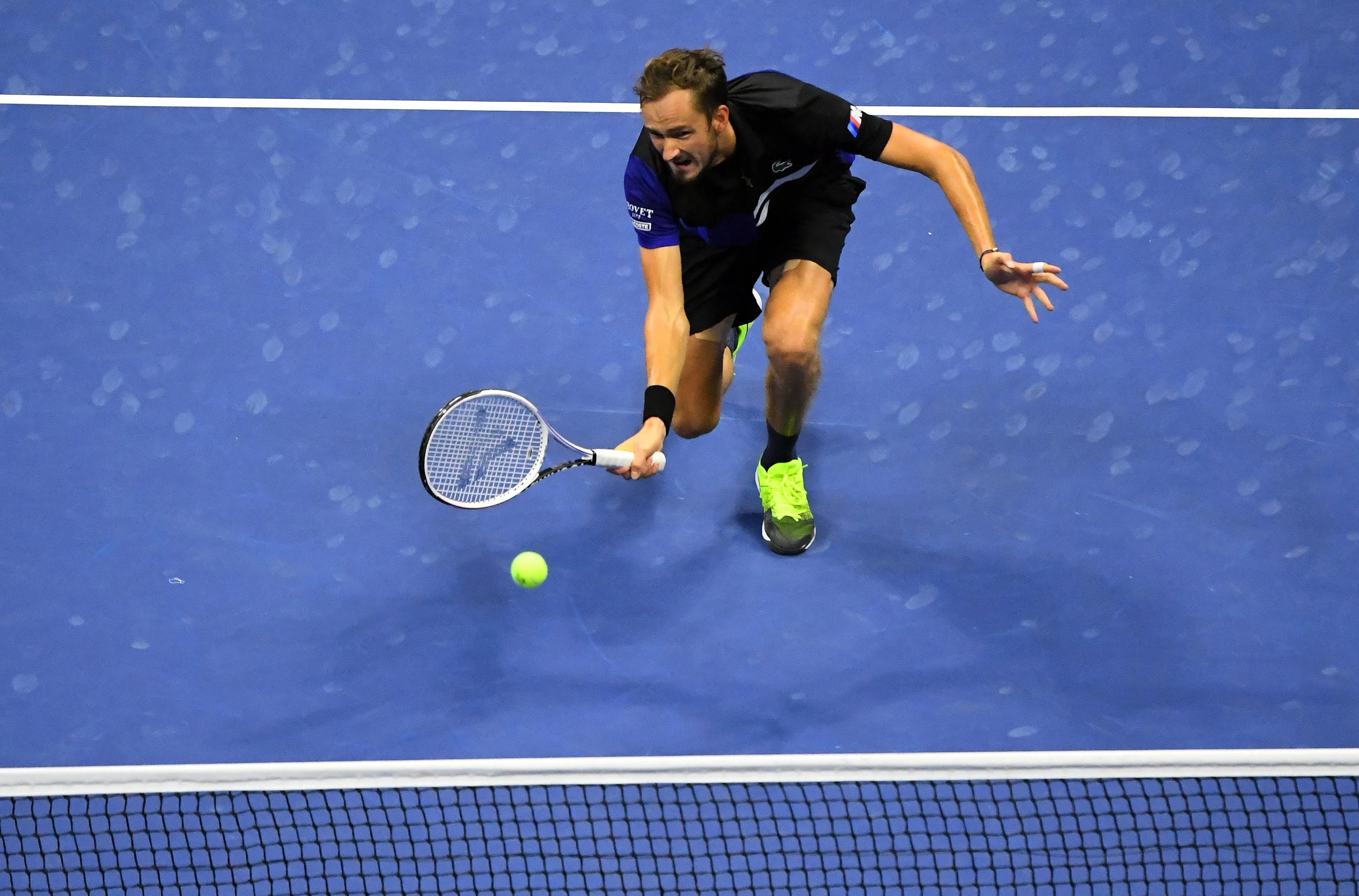 Medvedev mangles racket during 6-0, 6-0 loss - 1