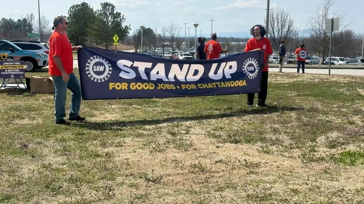 Apple is selling repair kits for MacBook Neo and iPhone 17e, if you have the DIY fix itch - 2