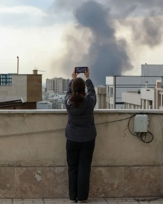 As the war goes on in Iran, American-Iranians struggle to stay in touch with family - 2