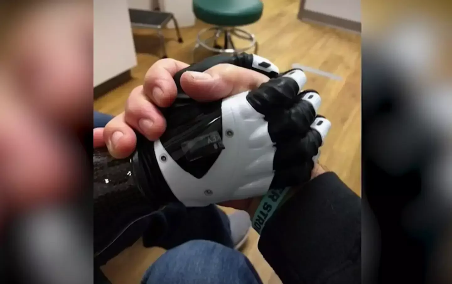 Woman loses all her limbs ‘after being licked by a dog’ - 2