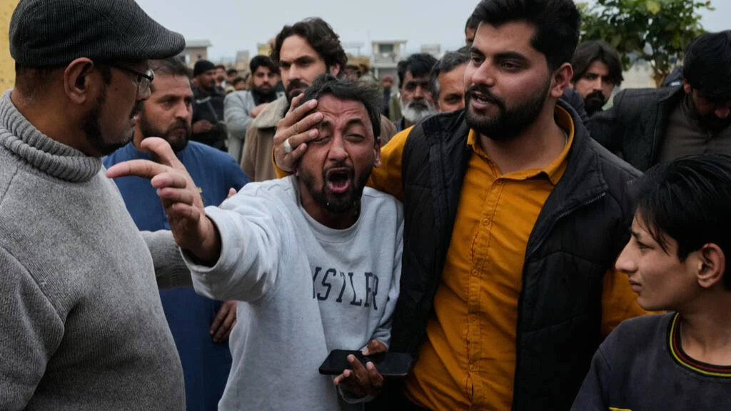 More than 30 killed in blast at Pakistan mosque, officials say - 2