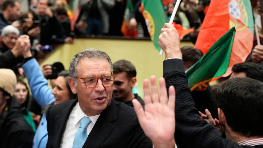 Centre-left candidate expected to see off far right as Portugal votes in presidential runoff - 4