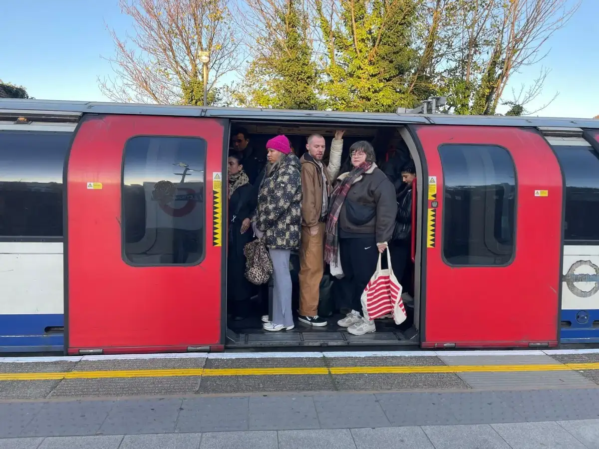 London travel news LIVE: Train cancellations and Tube disruption cause rush-hour chaos - 4